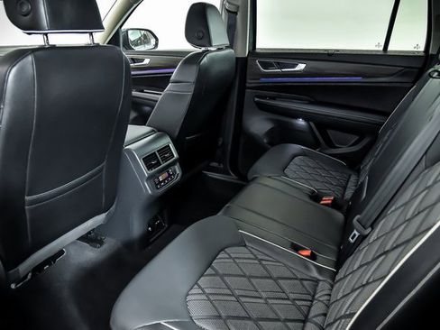 Certified 2025 Volkswagen Atlas SEL Premium R-Line image 10