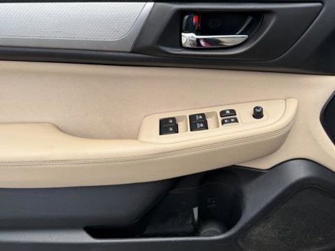 Used 2018 Subaru Outback 2.5i Premium image 12