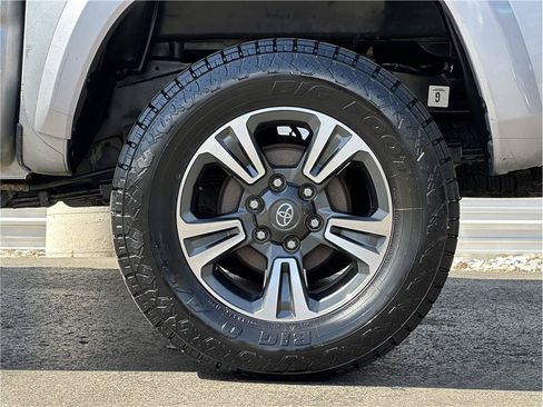 Used 2018 Toyota Tacoma TRD Sport AWD/4WD image 29