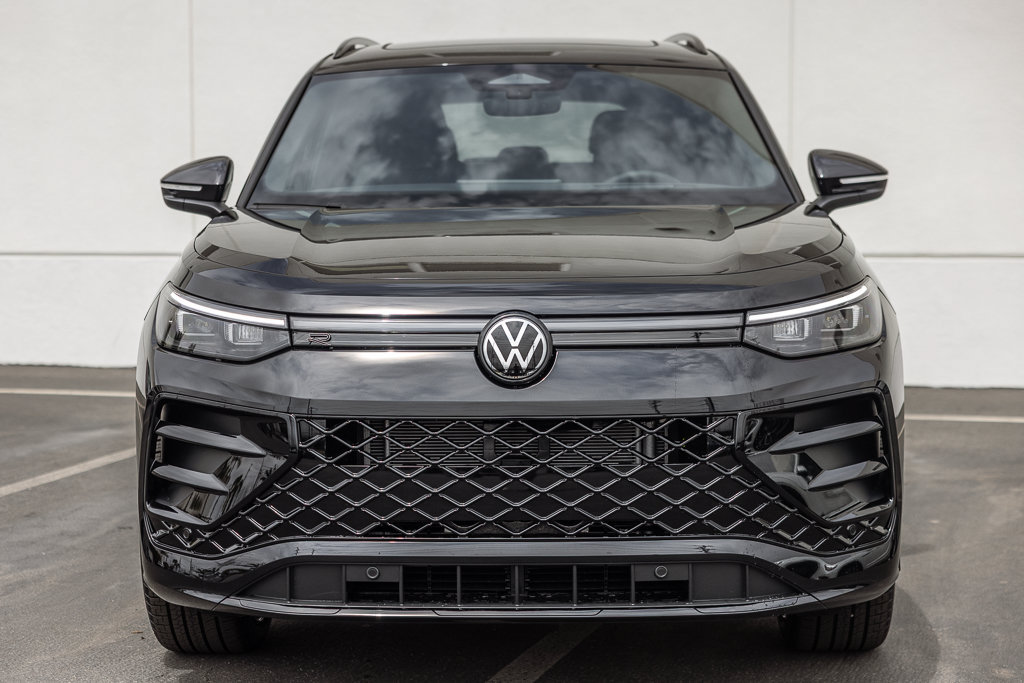 New 2026 Volkswagen Tiguan SE R-Line FWD image 2