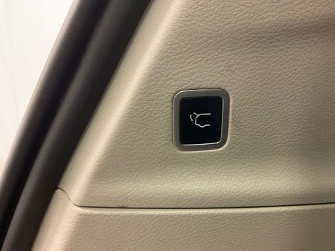 Used 2023 Chrysler Pacifica Touring-L image 37