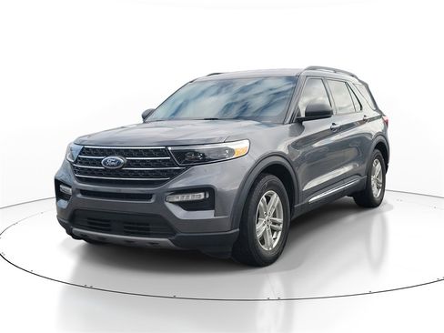 Used 2022 Ford Explorer XLT w/ Equipment Group 202A image 2