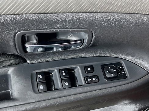 Used 2018 Mitsubishi Outlander SE image 17