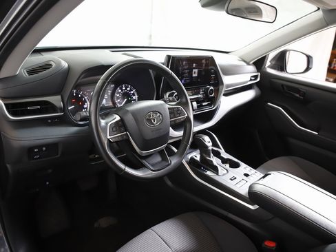 Used 2024 Toyota Highlander LE image 12