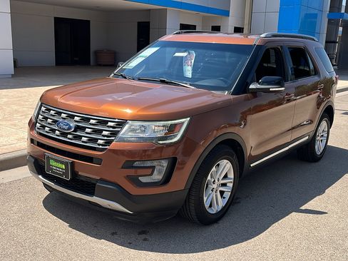Used 2017 Ford Explorer XLT FWD image 3