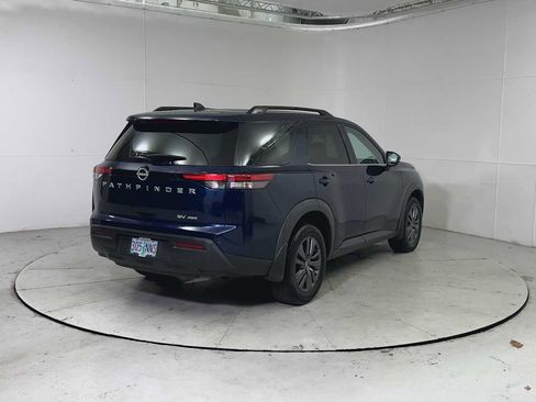 Used 2022 Nissan Pathfinder SV image 2