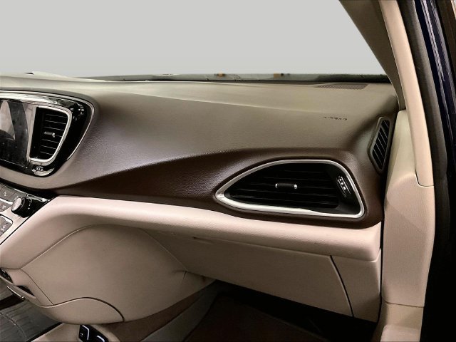 Used 2019 Chrysler Pacifica Touring-L Plus w/ Tire & Wheel Group FWD image 16