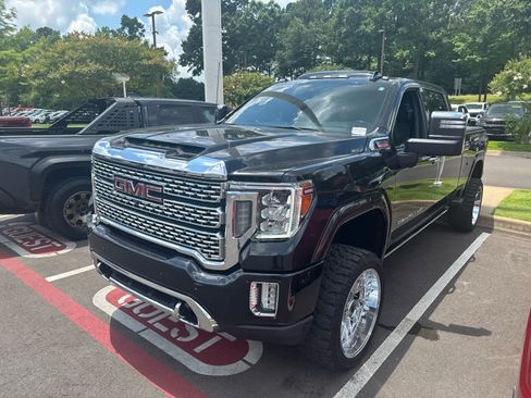 Used 2021 GMC Sierra 2500 Denali w/ Denali Black Diamond Edition AWD/4WD image 2