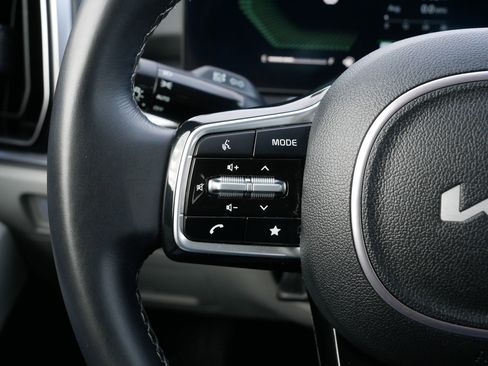 Certified 2025 Kia Sorento S image 31