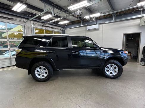 Used 2018 Toyota 4Runner SR5 AWD/4WD image 6