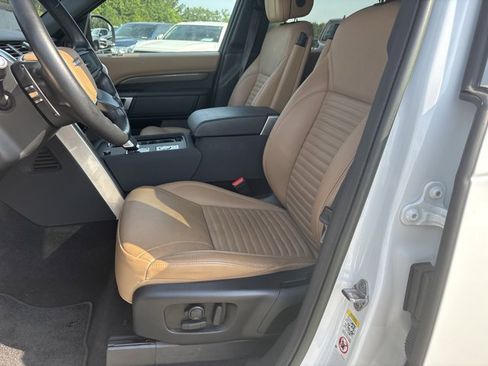 Used 2023 Land Rover Discovery Metropolitan Edition image 11