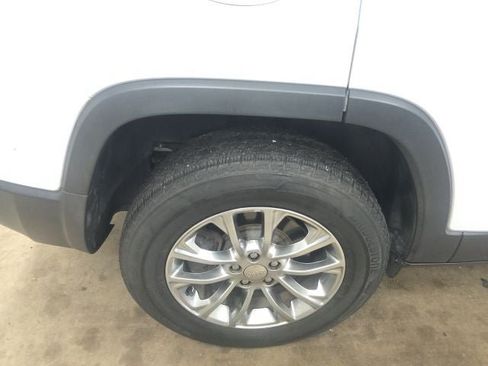 Used 2019 Jeep Cherokee Latitude Plus w/ Cold Weather Group AWD/4WD image 9