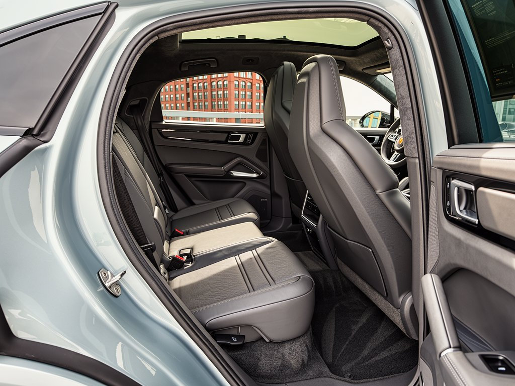 Certified 2022 Porsche Cayenne Turbo AWD/4WD image 29