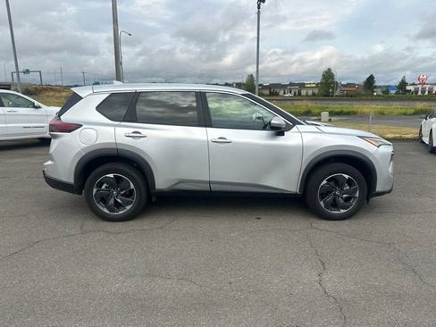 Used 2024 Nissan Rogue SV AWD/4WD image 9