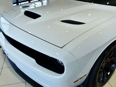Used 2015 Dodge Challenger SRT Hellcat image 9