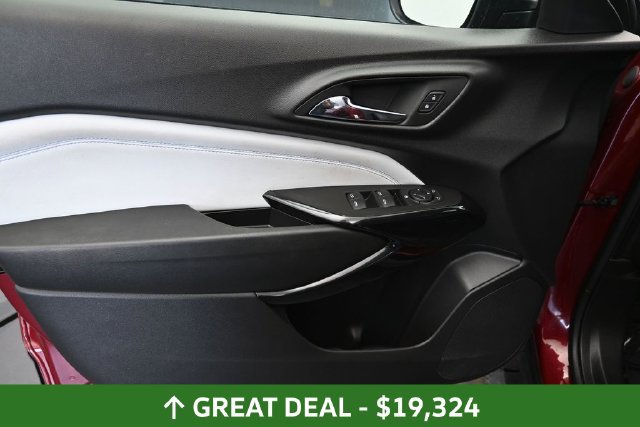 Used 2025 Chevrolet Trax LT FWD image 19