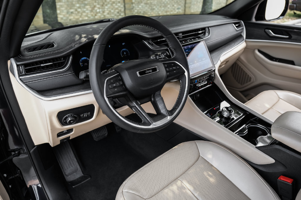 Used 2023 Jeep Grand Cherokee L Limited w/ Luxury Tech Group II AWD/4WD image 25