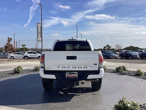 Used 2020 Toyota Tacoma TRD Sport image 6
