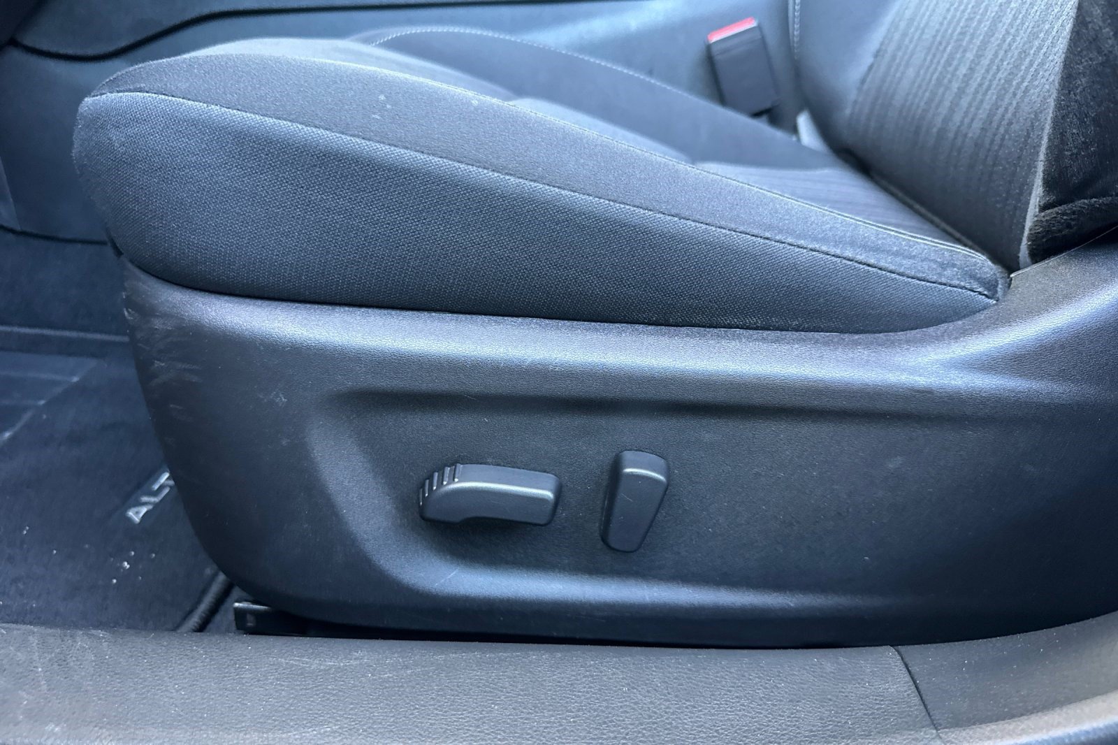 Used 2025 Nissan Altima 2.5 SV FWD image 15