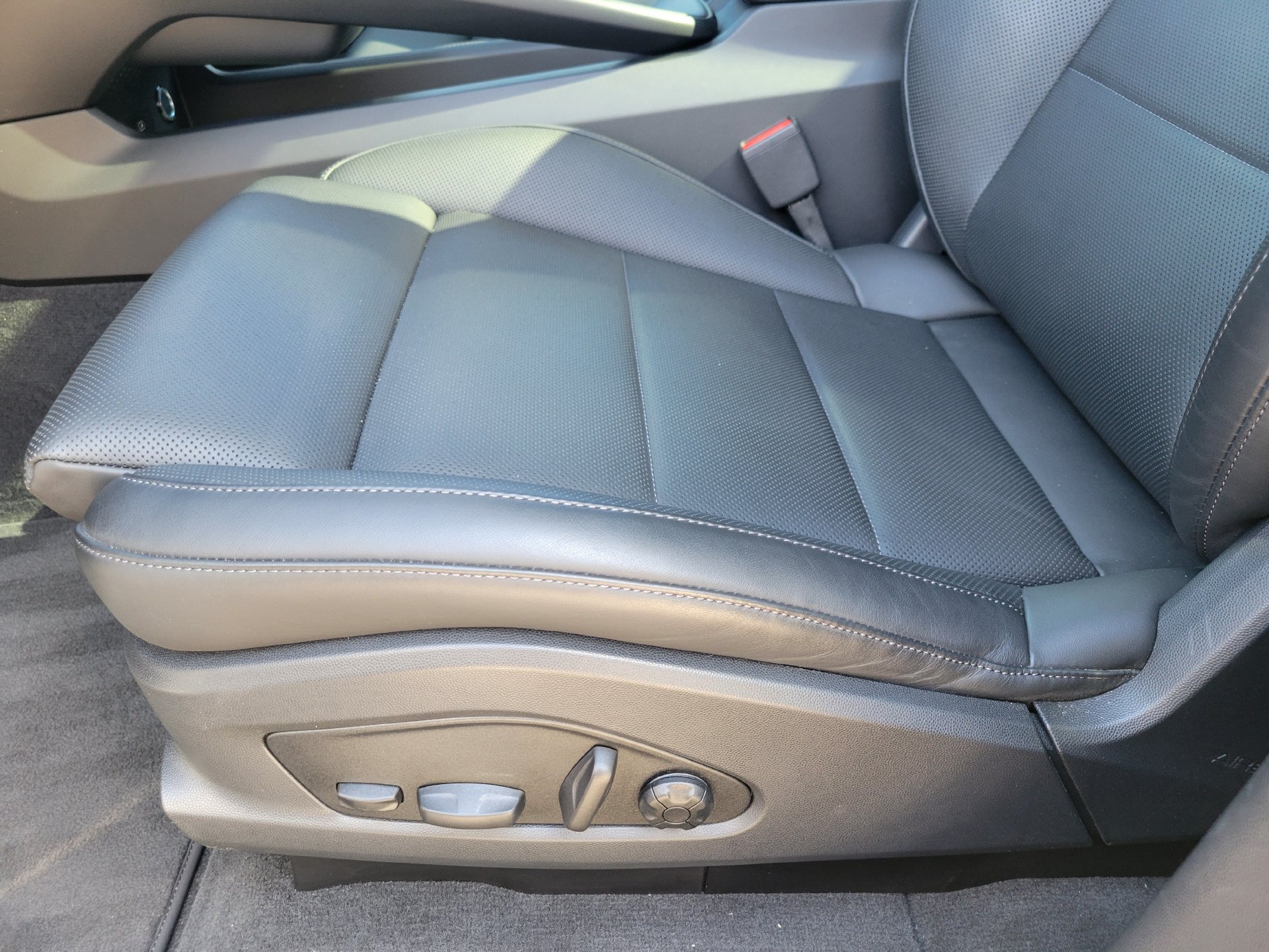 Certified 2024 Porsche Macan 4 Electric AWD/4WD image 25