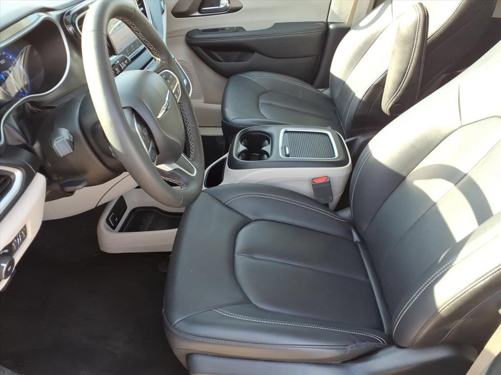 Used 2024 Chrysler Pacifica Touring-L FWD image 12