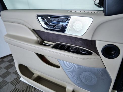 Used 2020 Lincoln Navigator Reserve w/ Luxury Package image 27