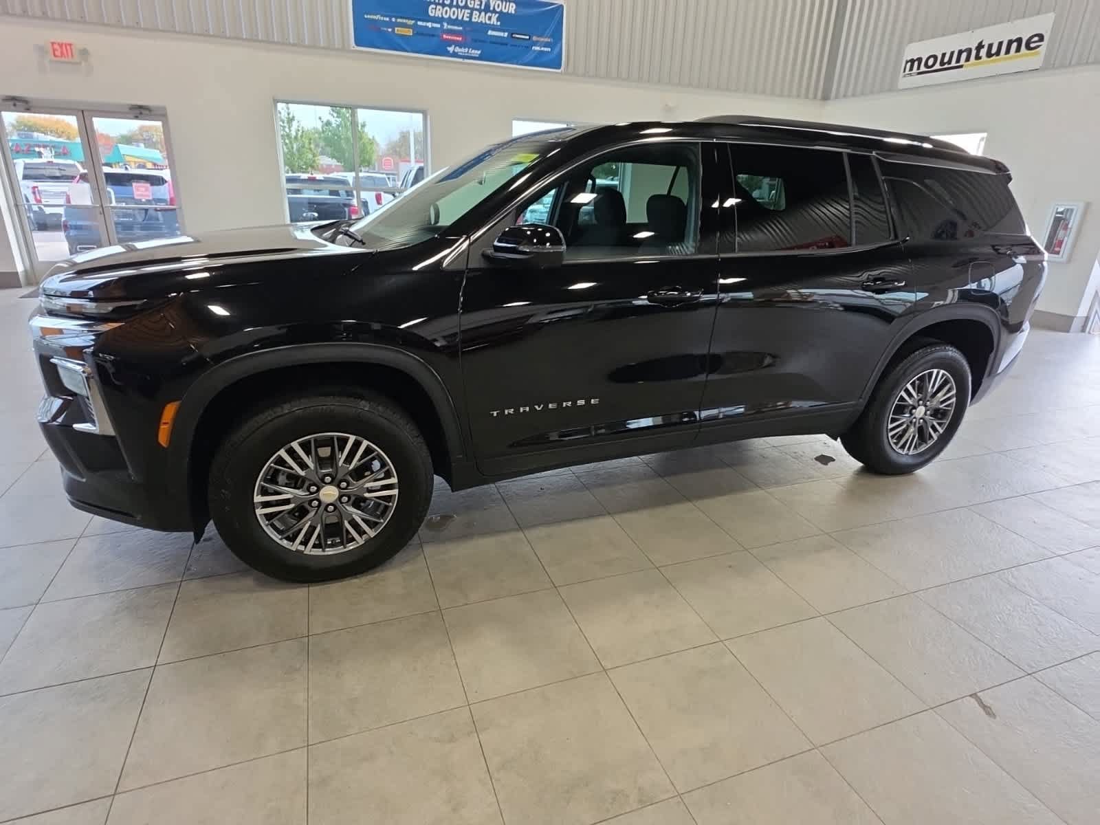 Used 2024 Chevrolet Traverse LT w/ LPO, Floor Liner Package FWD image 12