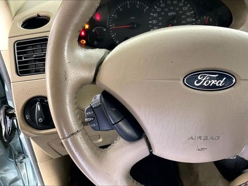 Used 2005 Ford Focus ZX4 Sedan FWD image 24