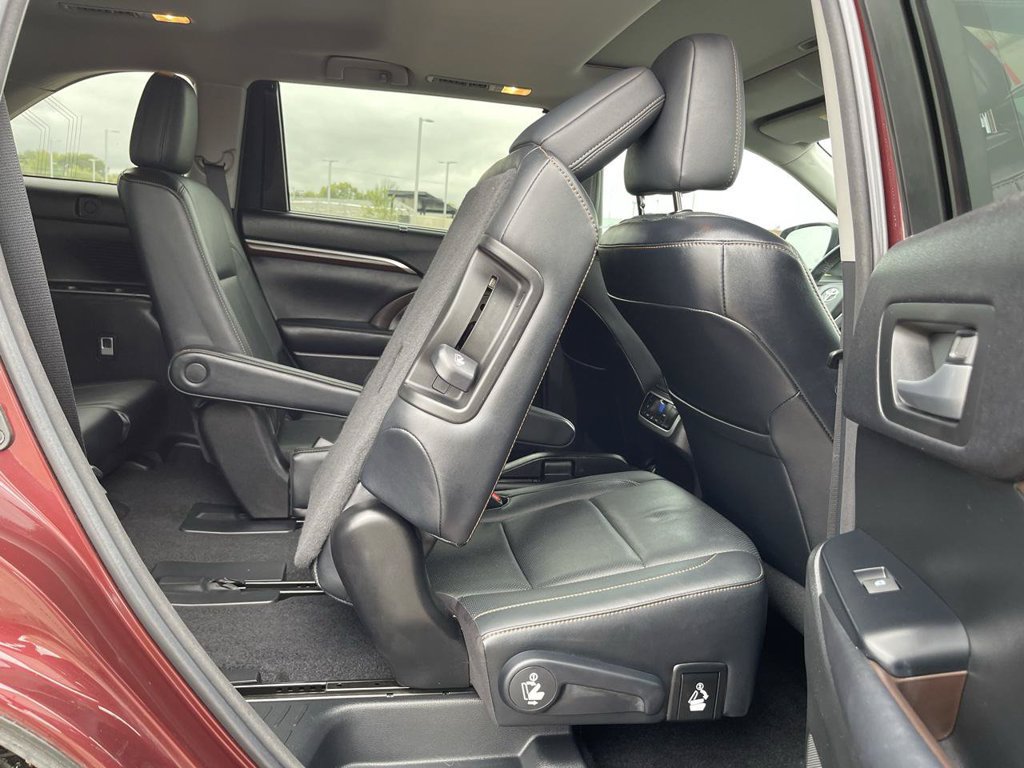 Used 2016 Toyota Highlander Limited FWD image 29