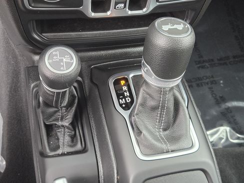 Used 2025 Jeep Wrangler Unlimited Sahara AWD/4WD image 17