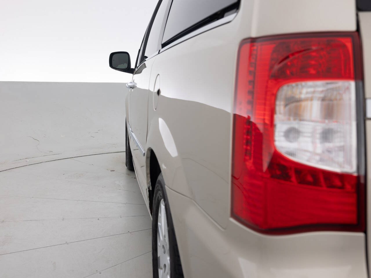 Used 2012 Chrysler Town & Country Touring-L w/ Entertainment Group #2 FWD image 13