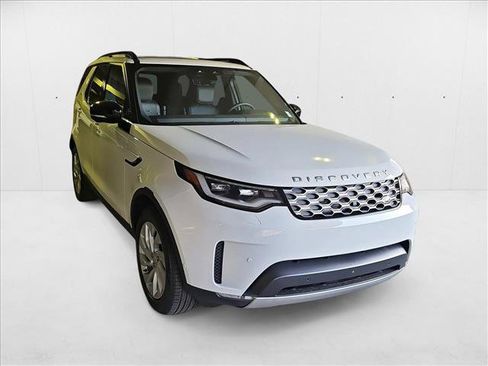 New 2025 Land Rover Discovery S image 3
