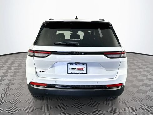 Used 2024 Jeep Grand Cherokee Altitude AWD/4WD image 9
