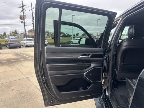 Used 2023 Jeep Wagoneer L Series II image 20