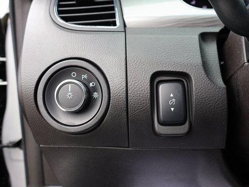 Used 2015 Ford Taurus SEL FWD image 32