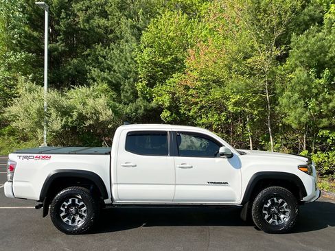 Used 2021 Toyota Tacoma TRD Off-Road w/ TRD Premium Off Road Package AWD/4WD image 6