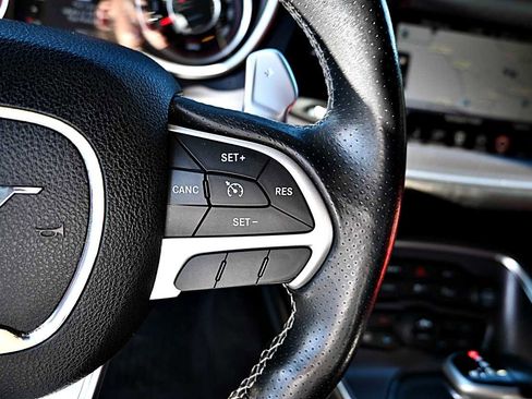 Used 2016 Dodge Challenger SRT image 18