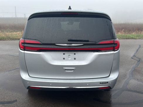 Used 2023 Chrysler Pacifica Touring image 4