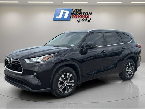 Used 2020 Toyota Highlander XLE AWD/4WD image 1