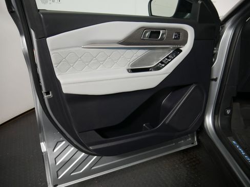 Used 2025 Ford Explorer Platinum w/ LUX Leather Package image 14