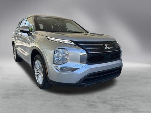 Used 2024 Mitsubishi Outlander ES FWD image 2
