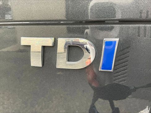 Used 2016 Volkswagen Touareg Sport image 7