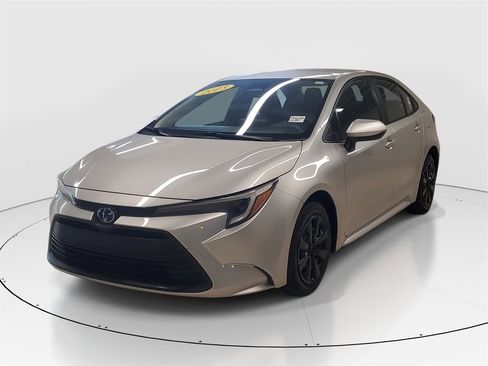 Used 2023 Toyota Corolla LE image 3