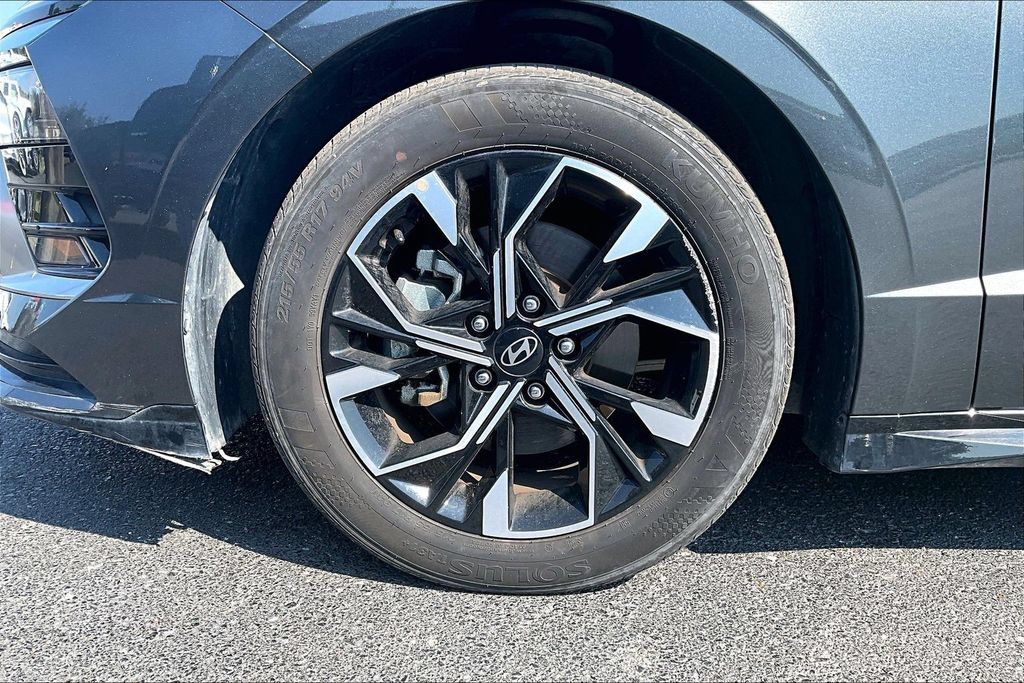 Used 2025 Hyundai Sonata SEL FWD image 2