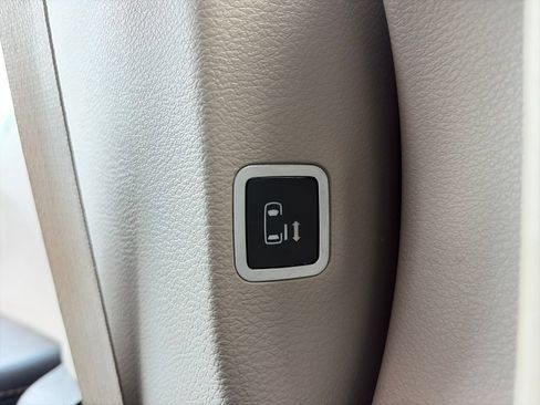 Used 2017 Chrysler Pacifica Touring-L w/ Tire & Wheel Group FWD image 34