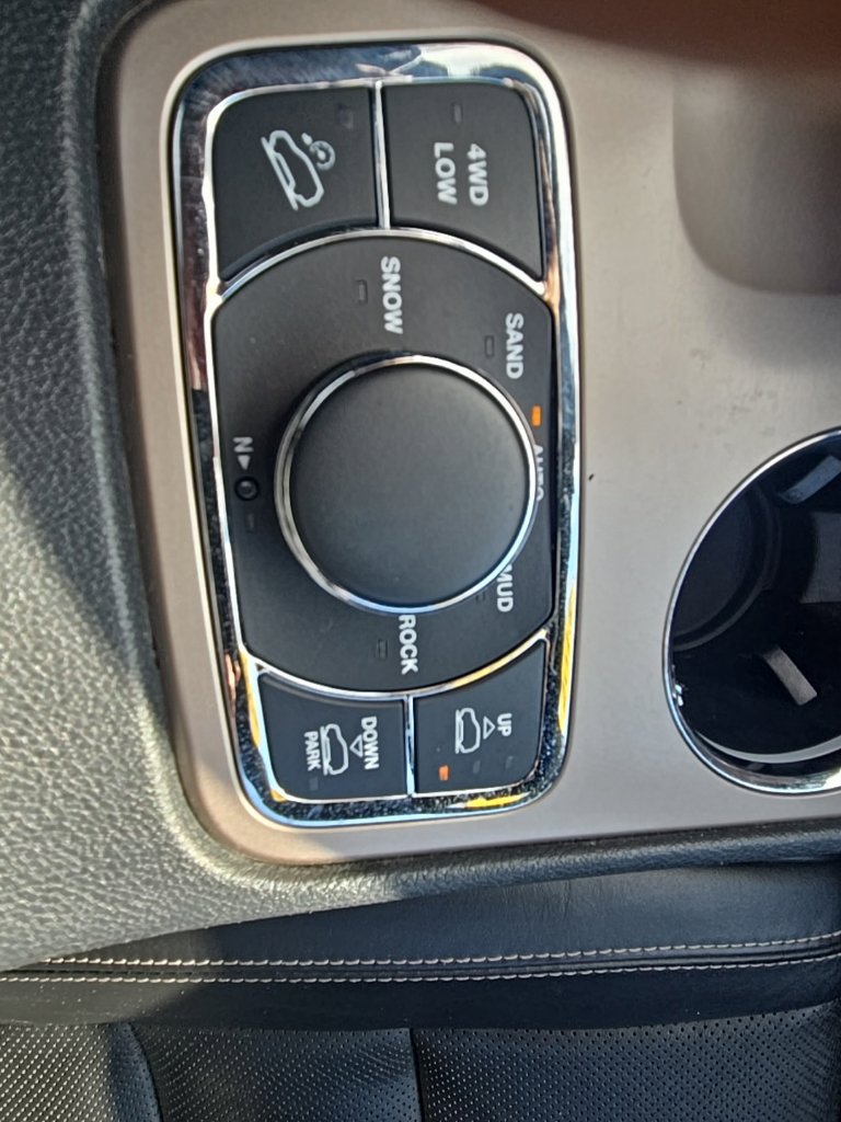 Used 2015 Jeep Grand Cherokee Overland AWD/4WD image 25