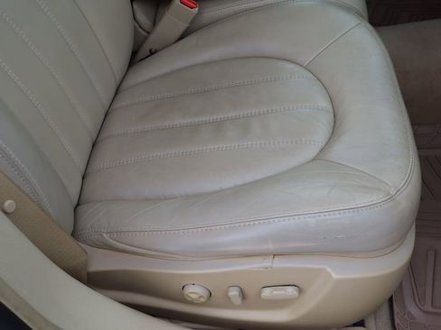 Used 2011 Buick Lucerne CXL image 23