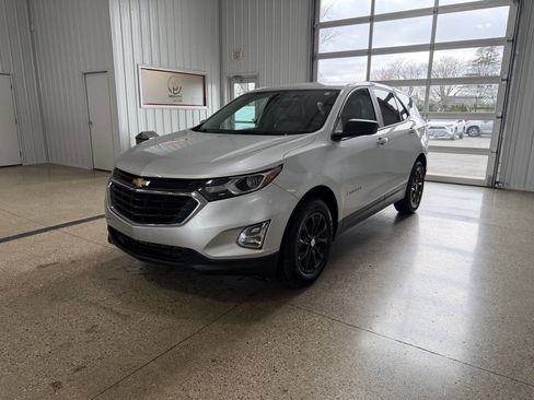 Used 2021 Chevrolet Equinox LS w/ LS Convenience Package image 2