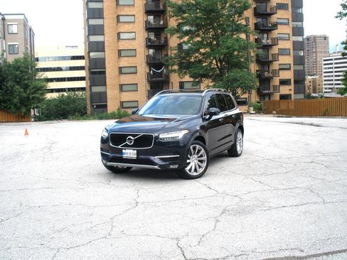 Used 2016 Volvo XC90 T6 Momentum w/ Momentum Plus Package AWD/4WD image 17