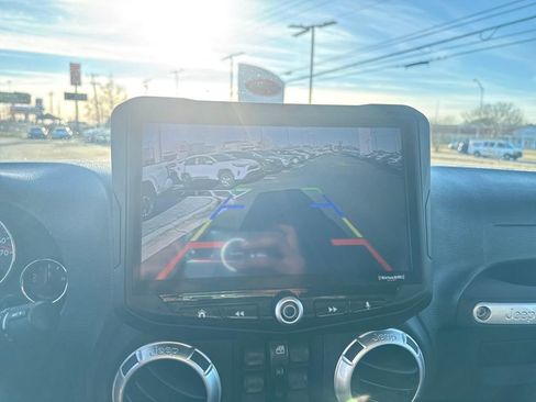 Used 2015 Jeep Wrangler Unlimited Rubicon image 21